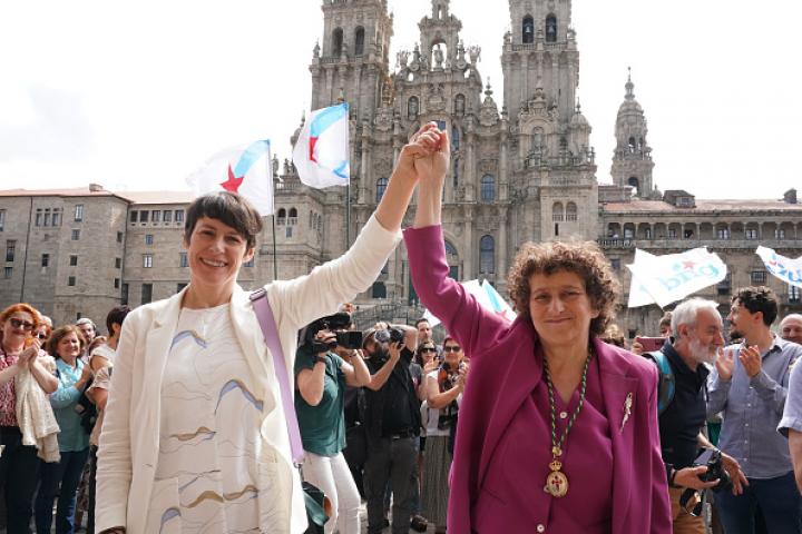 La alcaldesa de Santiago de Compostela, Goretti Sanmartin (BNG), junto a Ana Pontón en la Praza do Obradoiro, tras ser investida regidora de la capital de Galicia.