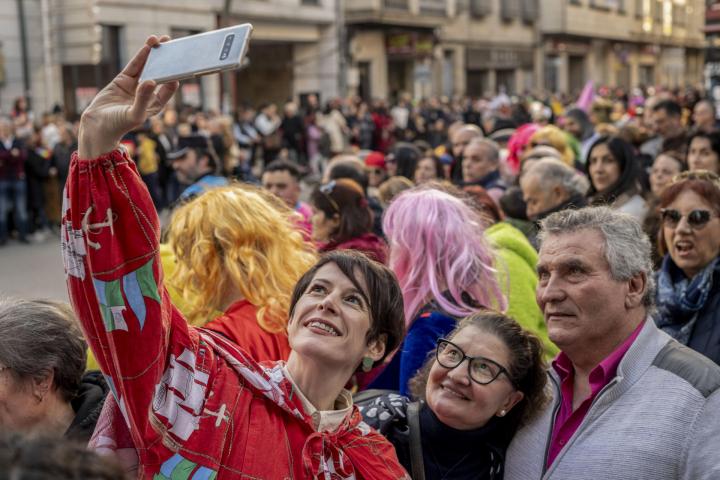 La candidata del BNG a la Xunta, Ana Pontón, en su vista al Entroido de Verín.