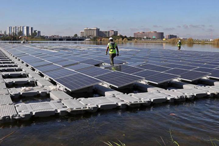 Parque fotovoltaico instalado en un lago cercano al Aeropuerto de Miami.