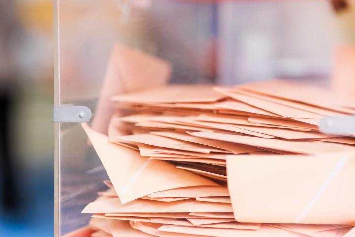 Urna repleta de votos