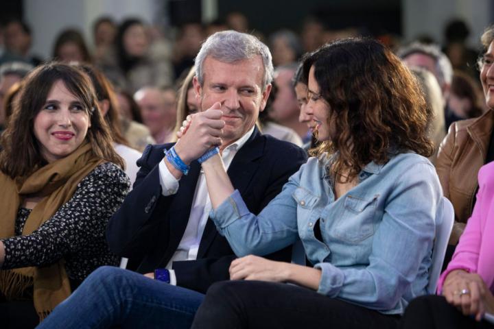 Alfonso Rueda e Isabel Díaz Ayuso chocan sus manos durante el mitin en Vigo