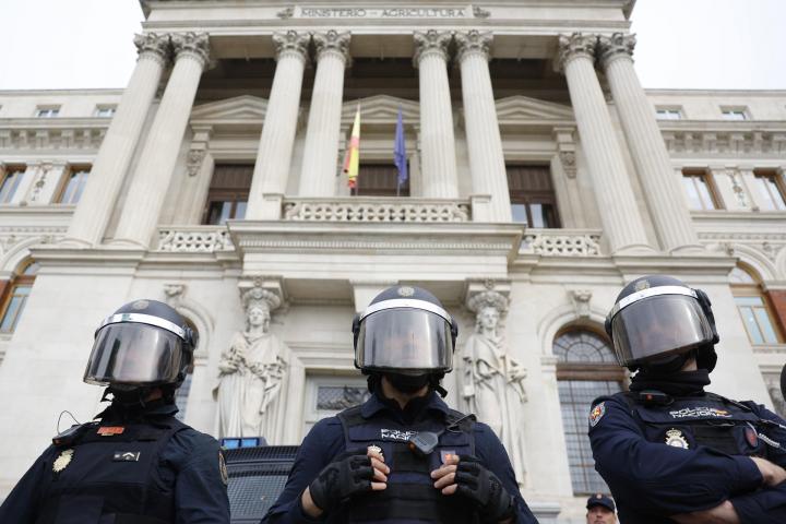 Antidisturbios ante el Ministerio de Agricultura en Madrid durante las protestas de los agricultores, este jueves.