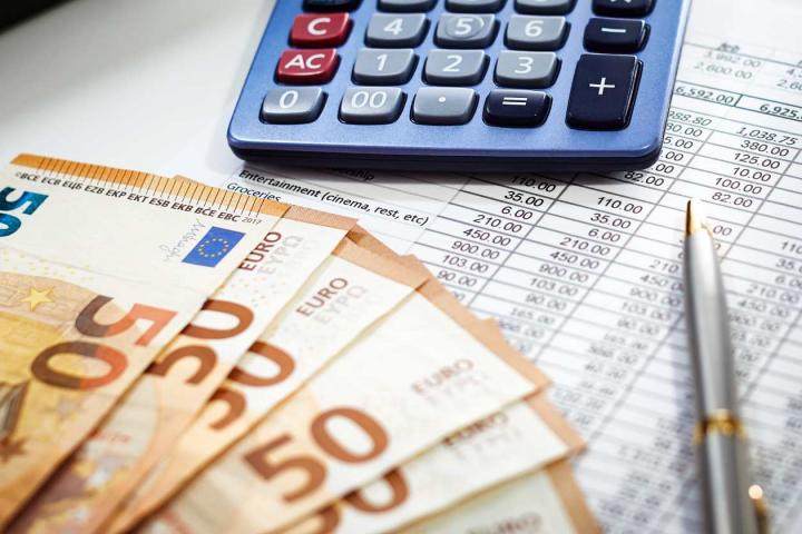 Billetes, calculadora y facturas