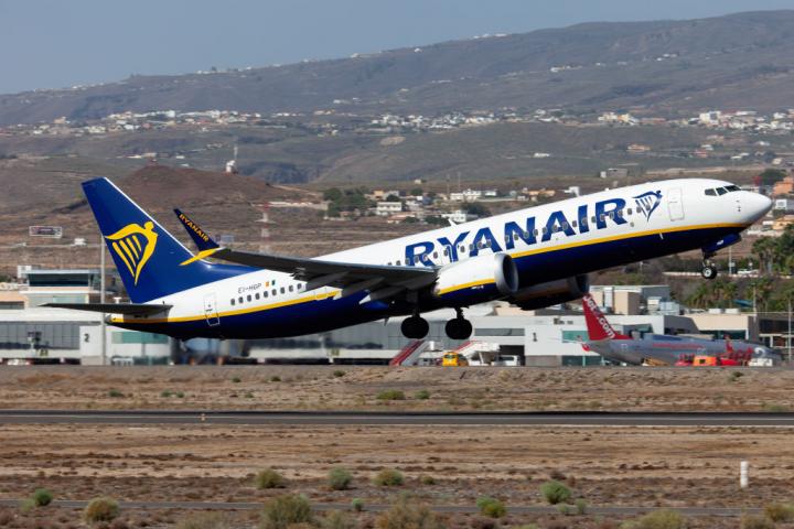 Un avión de Ryanair despega del aeropuerto Tenerife Sur-Reina Sofia.