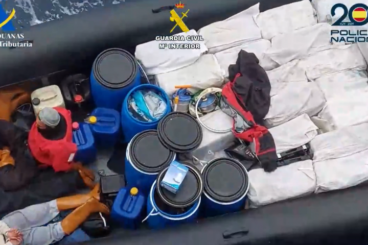 Un instante de la interceptación de la narcolancha cerca de las islas Canarias.