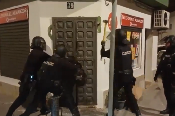 Una de las intervenciones policiales en el marco del operativo contra el narcotráfico en Algeciras.