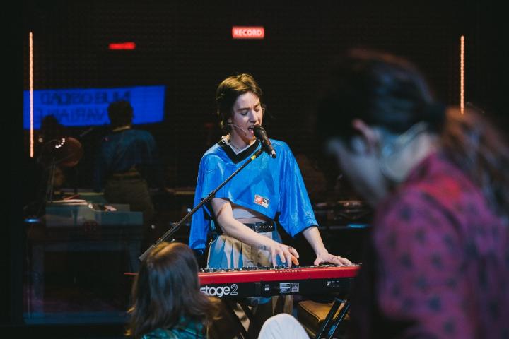 Cantando 'Tranquila' de Ede en 'Así hablábamos'.