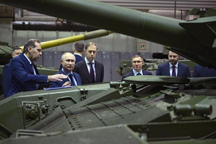 El presidente ruso, Vladimir Putin, visita la mayor fábrica de tanques de Rusia.
