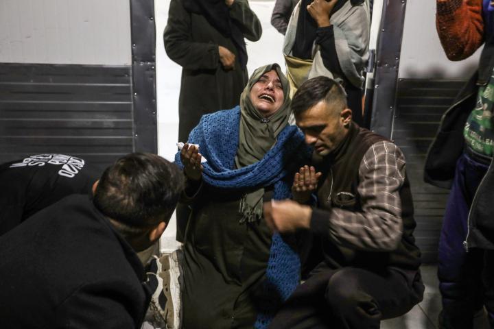 Una mujer llora la muerte de un familiar en Jan Yunis.