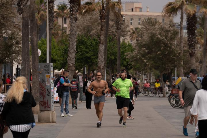 Una persona corriendo sin camiseta.
