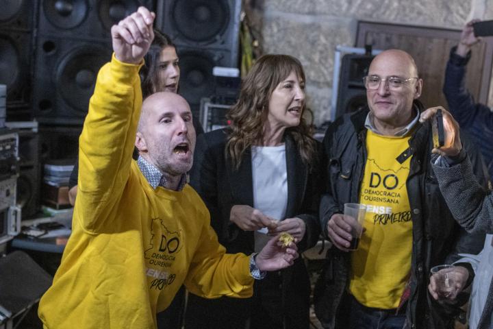 El alcalde de Ourense y líder de Democracia Ourensana, Gonzalo Pérez Jácome (i) junto al cabeza de lista a las elecciones autonómicas, Armando Ojea (d), entre otras, durante el cierre de campaña del partido celebrado este viernes en Velle (Ourense).