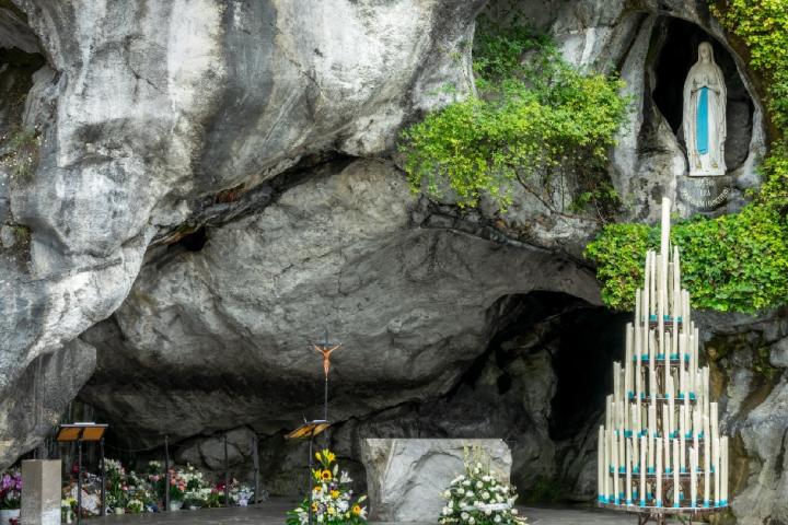 Estatua de la Virgen María en la gruta de Nuestra Señora de Lourdes (Francia)