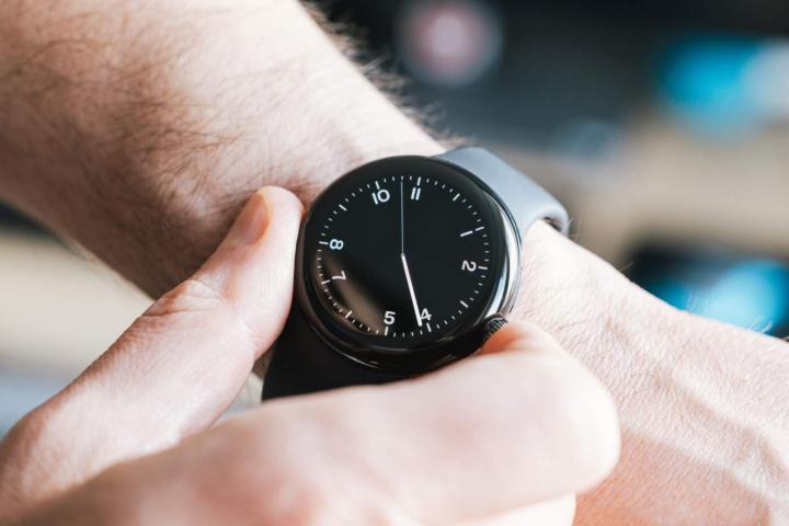 Hombre mirando la hora en su reloj