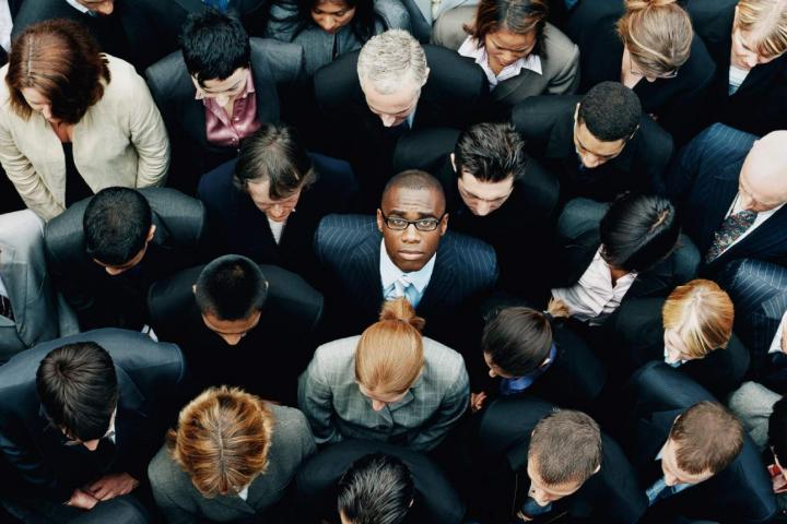 Un trabajador diferente mirando a cámara