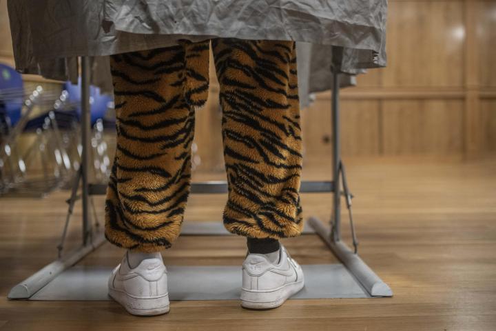 Una persona disfrazada vota en un colegio electoral en Xinzo de Limia (Ourense), este domingo.