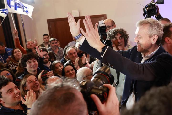 Alfonso Rueda celebra su victoria ante sus seguidores