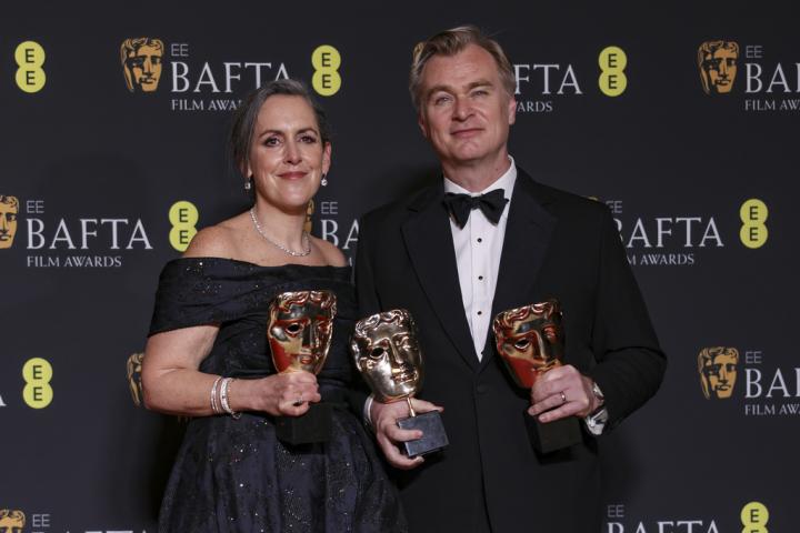 La productora Emma Thomas, izquierda, y el director Christopher Nolan, posan con el premio BAFTA 2024 a la mejor película.