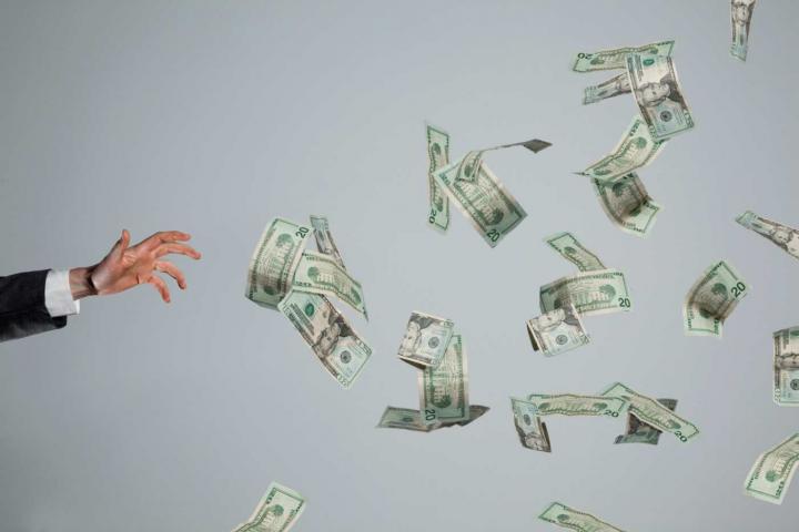Persona dejando escapar su fortuna
