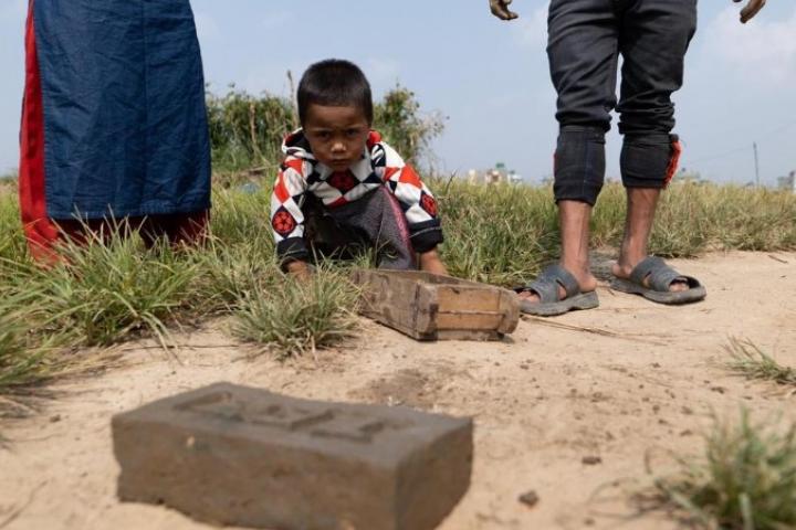 Un niño, en la fabrica de ladrillos en Nepal