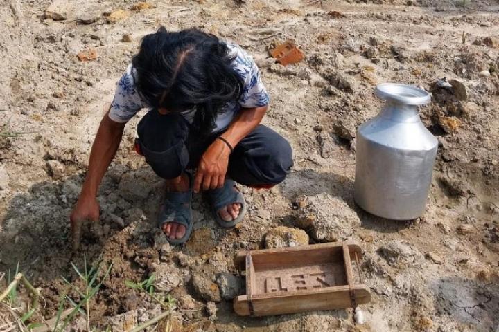 Un niño trabaja haciendo ladrillos