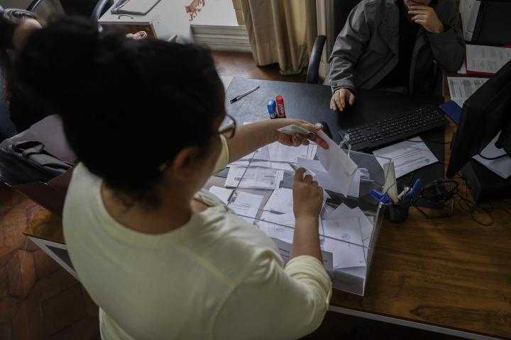Una electora gallego vota a las elecciones regionales de Galicia (España), en Sao Paulo (Brasil).