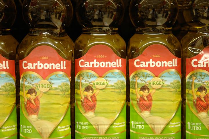 Imagen de archivo de aceite de oliva en un estante de un supermercado.