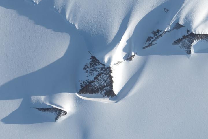 Vista satelital de la 'pirámide de la Antártida'.