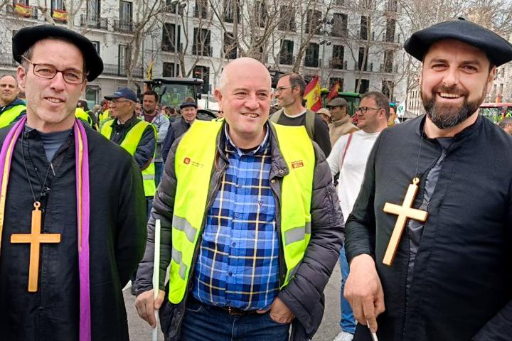 Dos espectadores disfrazados 'bendicen' la manifestación de este miércoles