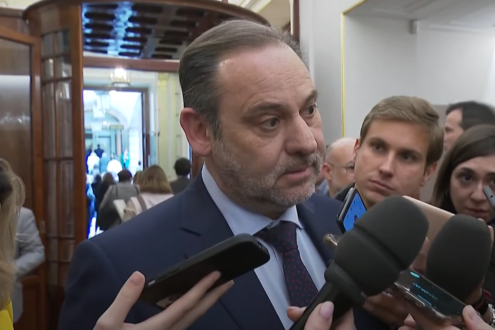 El exministro de Transportes y diputado socialista, José Luis Ábalos, respondiendo a las preguntas de los periodistas a la salida de la sesión de control en el Congreso.