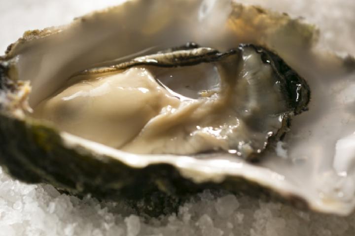 La ostra se considera un alimento afrodisiaco.