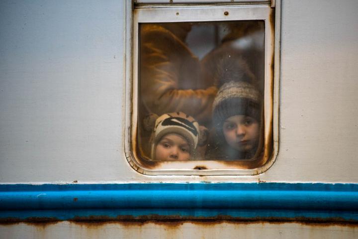 Niños huyendo de Ucrania.