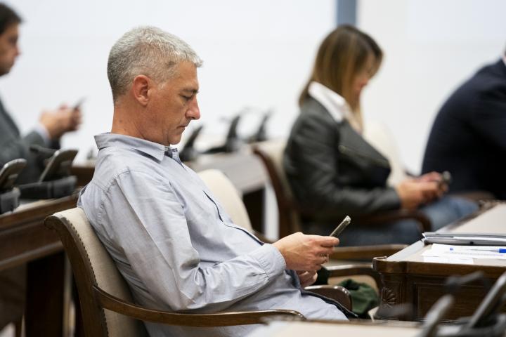 Oskar Matute con el teléfono móvil.