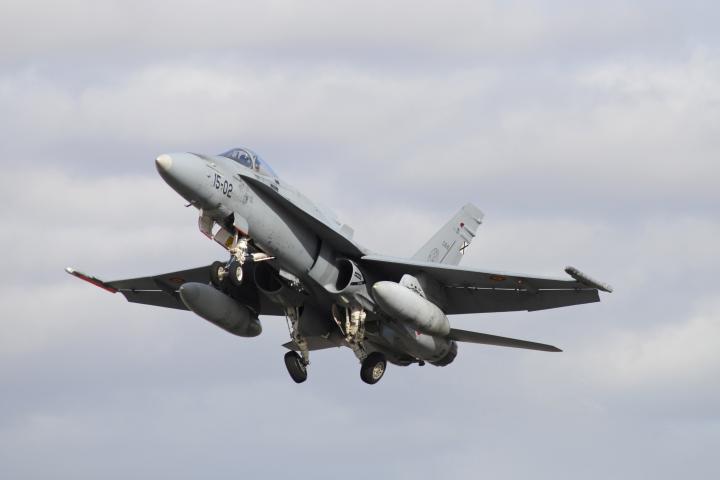 Un caza modelo EF-18M Hornet español aterrizando en la base aérea de Albacete, en una imagen de archivo
