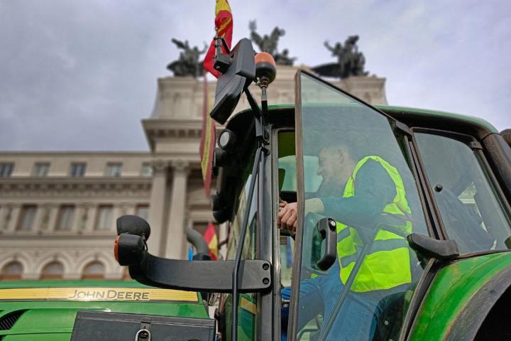 Uno de los tractores que se ha plantado ante el Ministerio de Agricultura tras el desencuentro con la policía