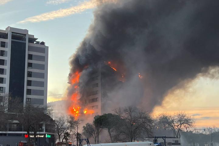 alt="alt="Las llamas y el humo a primera hora de la tarde""