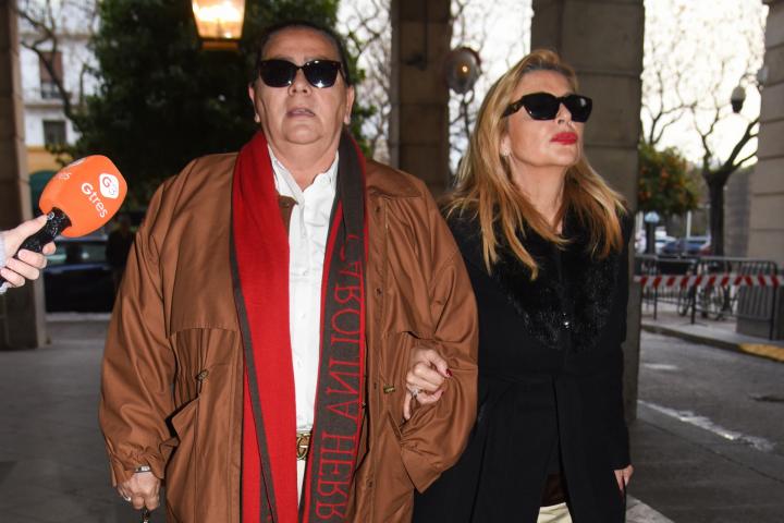 María del Monte e Inmaculada Casal, a su llegada a los juzgados el 16 de febrero de 2024.