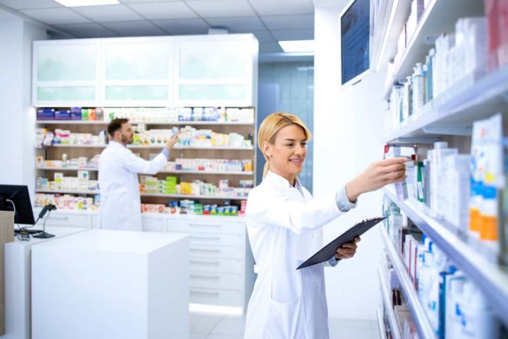 Farmacéuticos ordenando los medicamentos de la farmacia