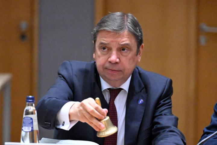 Luis Planas, con la campana de 'mando' en una sesión del Consejo de Agricultura en la UE en julio de 2023
