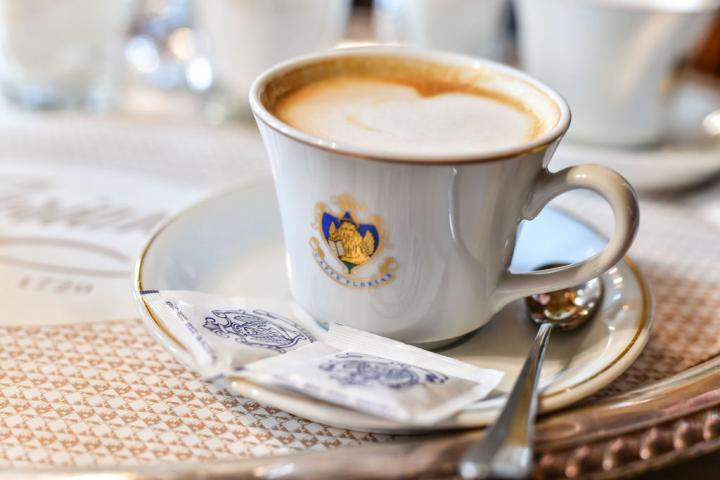 Taza de capuccino en el Caffe Florian de Venecia.