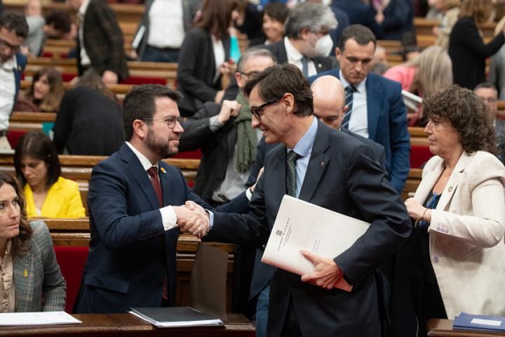 El president de la Generalitat de Catalunya, Pere Aragonès, y el primer secretario del PSC, Salvador Illa; en una imagen de archivo en el Parlament.