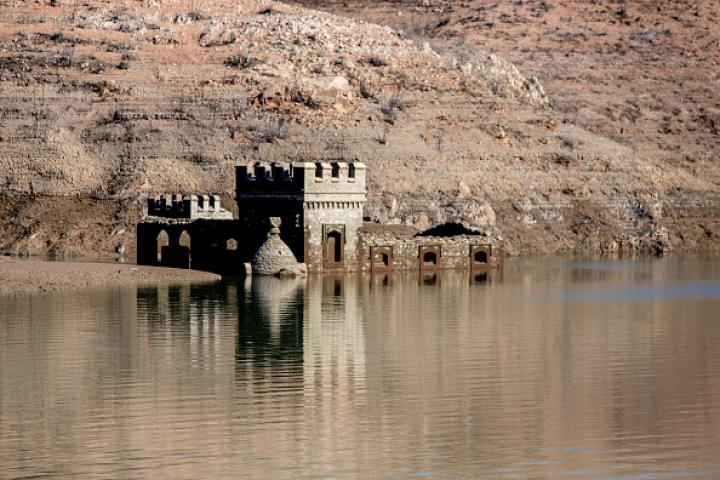 Imagen de archivo de vestigios del antiguo pueblo de Sant Roma de Sau, asomando en uno de los embalses catalanes.