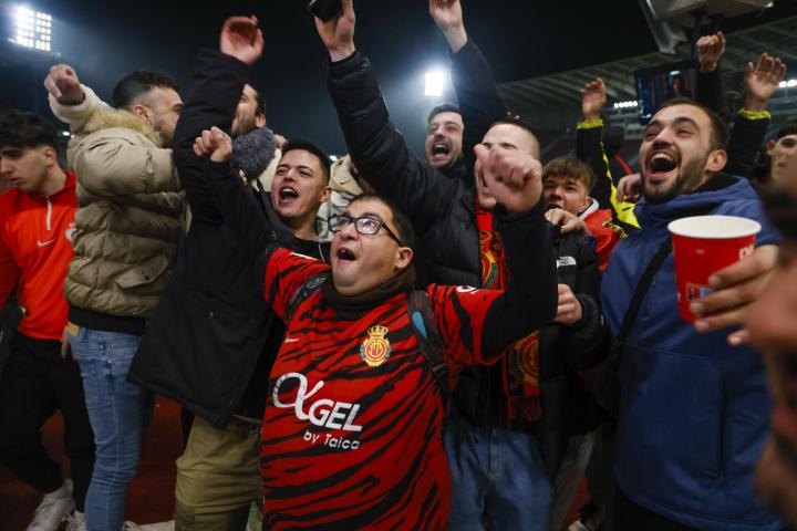 Aficionados del Mallorca celebran uno de los goles marcados en la semifinal de la Copa del Rey.