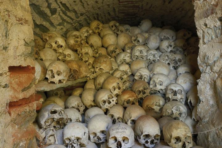 El osario del monasterio Dionysiou, ubicado en la península del Monte Athos, y que guarda las calaveras de los monjes que habitaban en él.
