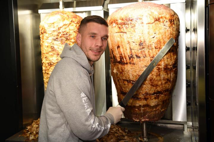 Lukas Podolski, el exfutbolista polaco, en un establecimiento de su cadena de kebabs.