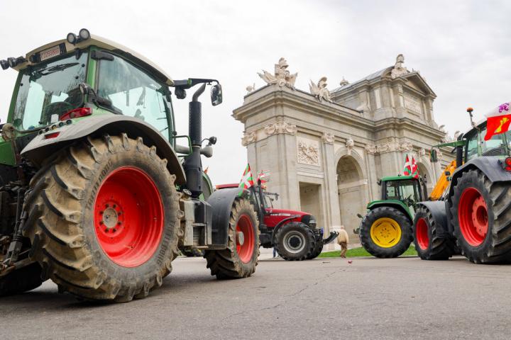 Manifestación de tractores en la Puerta de Alcalá de Madrid