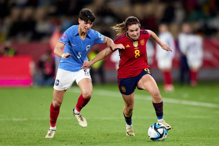 Mariona Caldentey se va de Elisa de Almeida en un lance de la final