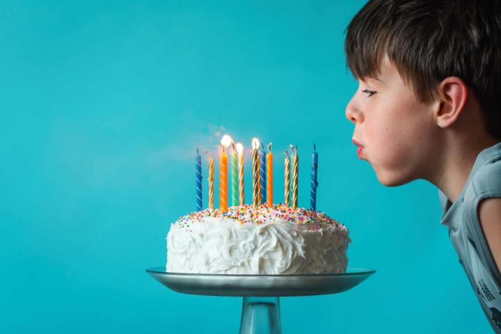 Niño soplando las velas de su tarta