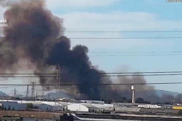Vista de la columna de humo que deja el incendio originado en un cañar, entre Almassora y Vila-real (Castellón).