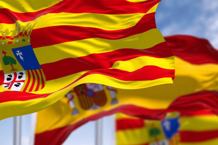 Banderas de Aragón y España.
