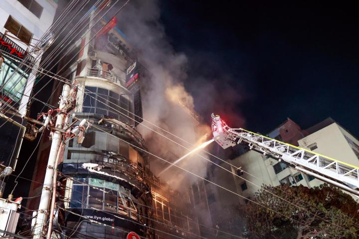 Los bomberos de Dhaka intervienen en el incendio de un edificio comercial de Bangladesh.